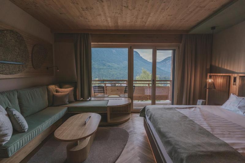 Deluxe Double Room with Balcony image 1