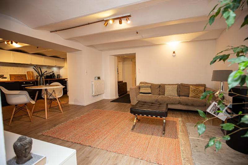 Beautiful converted one bedroom apartment - image 4