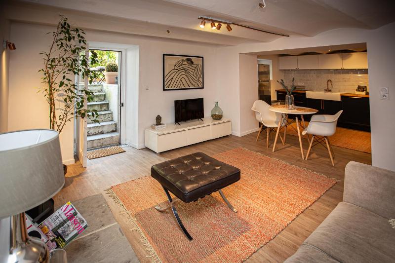 Beautiful converted one bedroom apartment - image 7