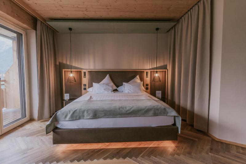 Deluxe Double Room with Balcony image 3
