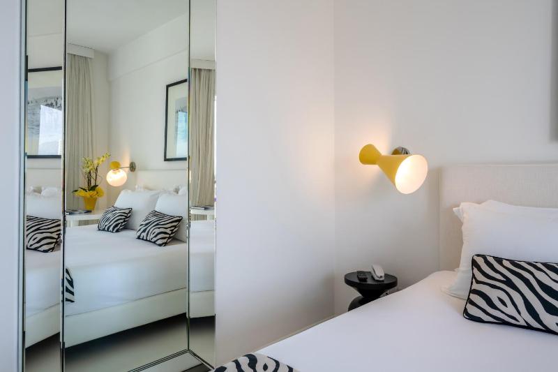 Deluxe Double Room with Balcony image 4