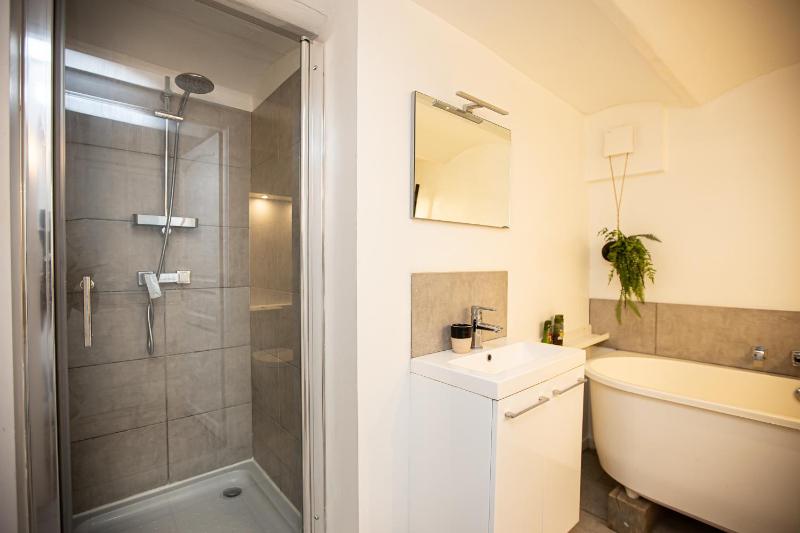 Beautiful converted one bedroom apartment - image 5