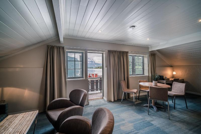 Deluxe Suite with Sea View image 2