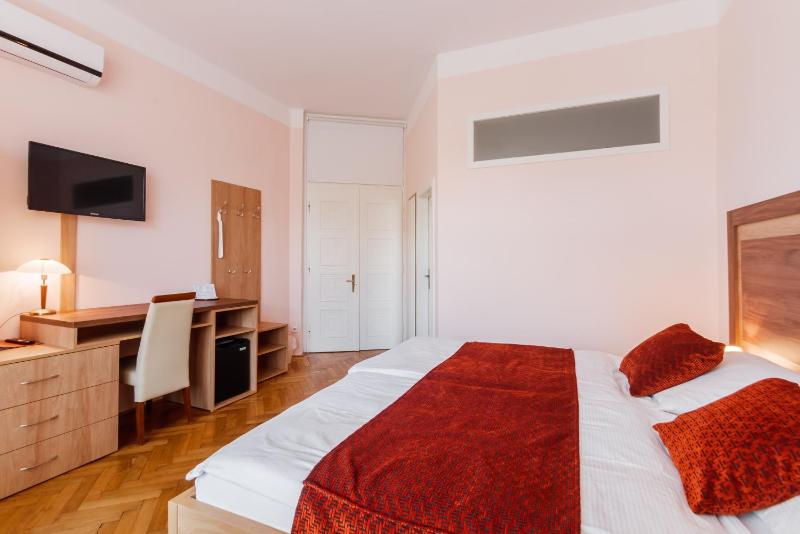 Deluxe Double Room image 4
