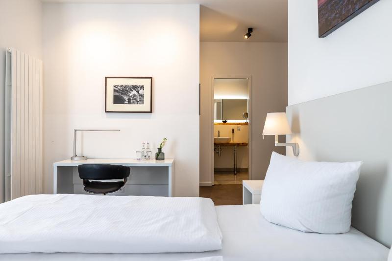 Double Room image 3