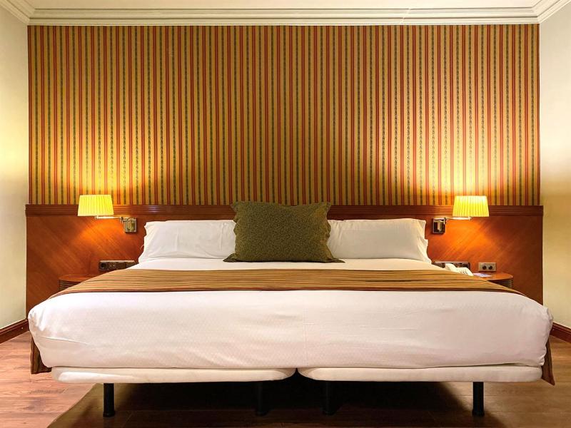 Queen Room image 3