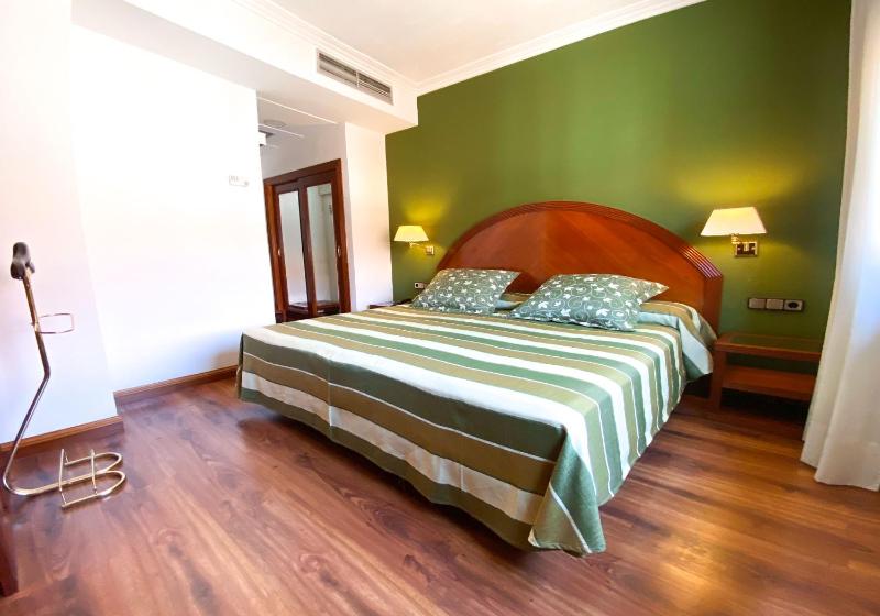 Family Room image 3