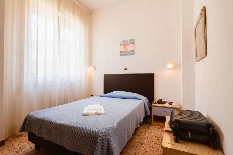 Single Room image 3