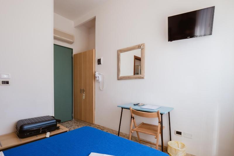 Single Room - Disability Access image 4