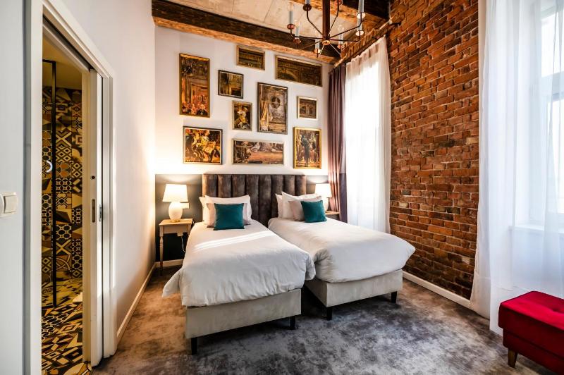 Premium Twin Room image 2