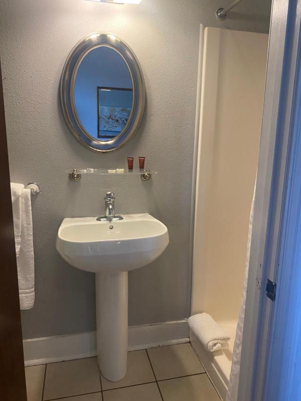 Standard Queen Room image 3