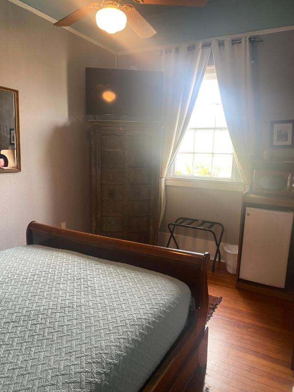 Standard Queen Room image 4