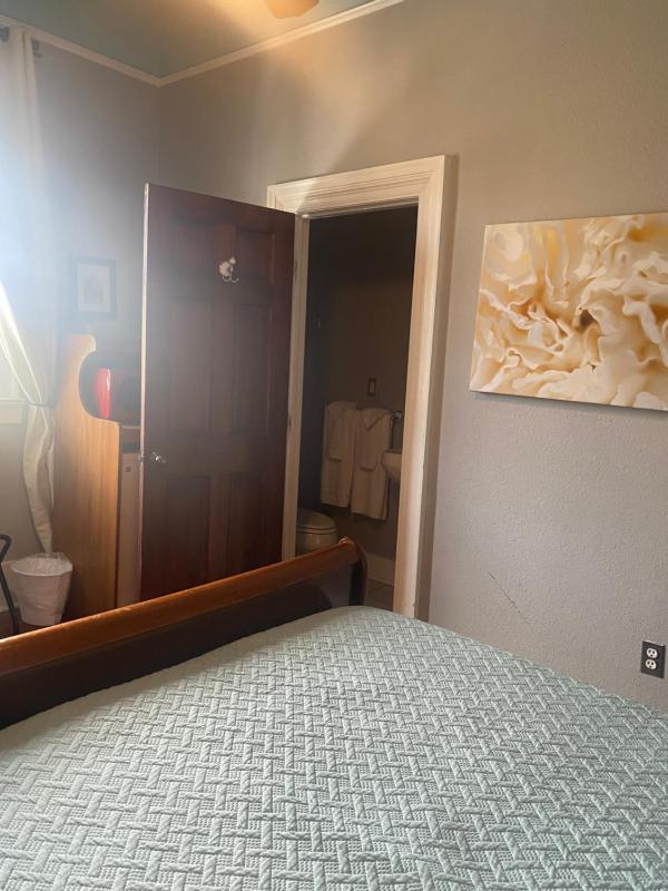 Standard Queen Room image 4