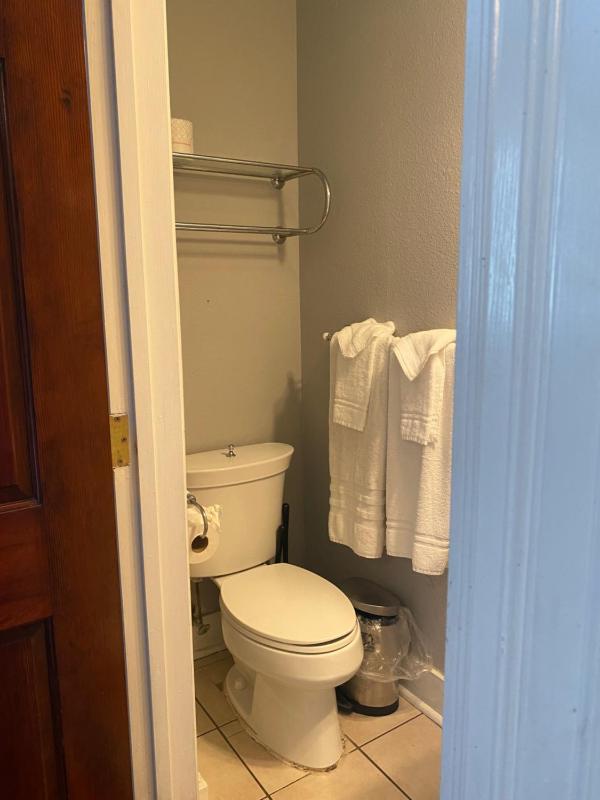 Standard Queen Room image 3