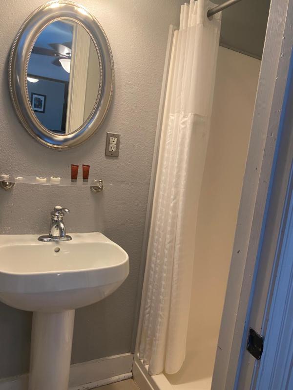 Standard Queen Room image 4