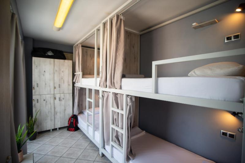 Bed in 6-Bed Mixed Dormitory Room  with Private Terrace image 4