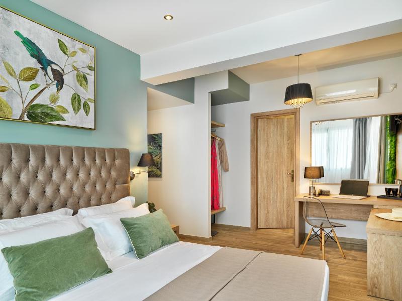 Superior King Room image 3
