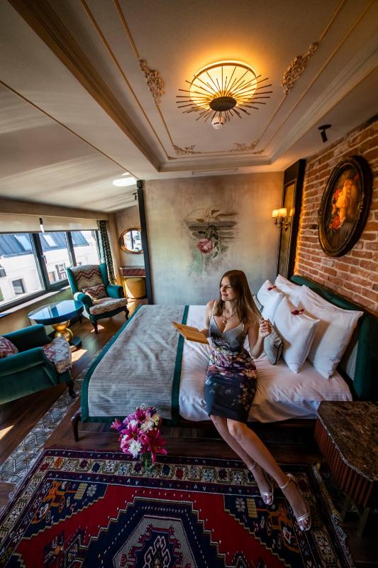 Deluxe Double Room with Side Sea View image 4