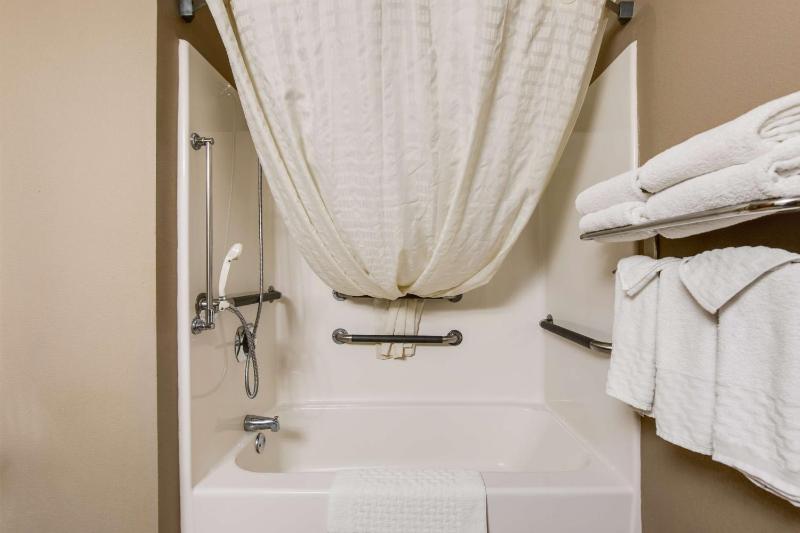 Queen Room with Bathtub - Disability Access/Non-Smoking image 2