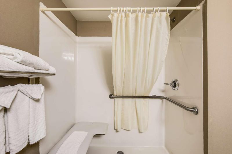 Queen Room - Disability Access/Non-Smoking image 2