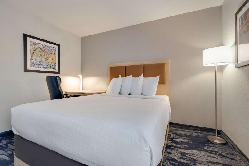 Queen Room with Roll-In Shower - Mobility Access image 2