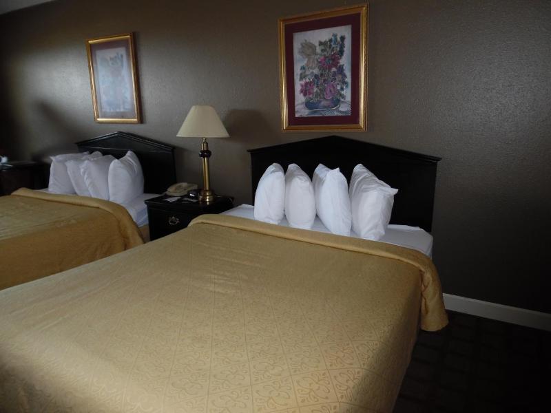 Standard Queen Room with Two Queen Beds - Non-Smoking image 4