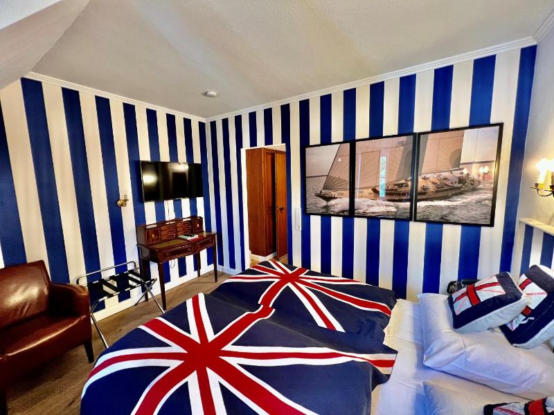 Classic Double Room image 3