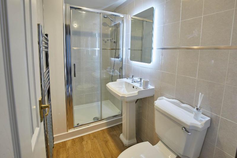 Host & Stay - Raven House - image 10