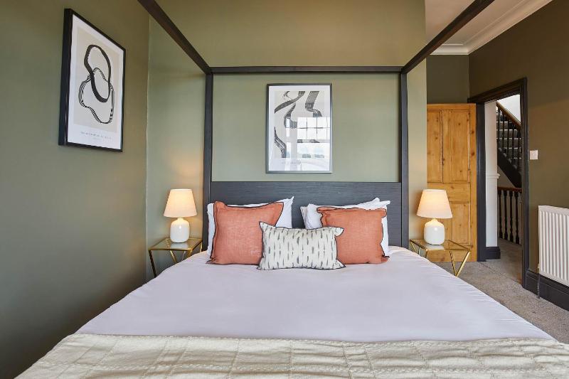 Host & Stay - Raven House - image 23