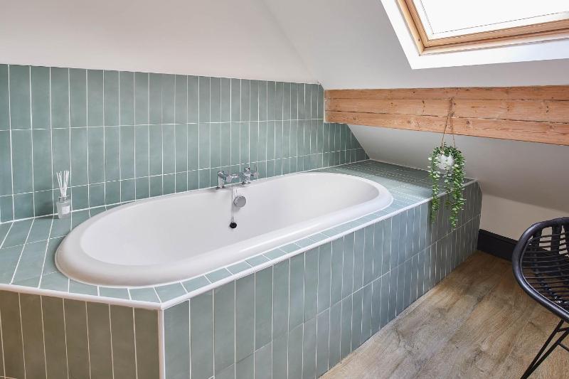 Host & Stay - Raven House - image 24