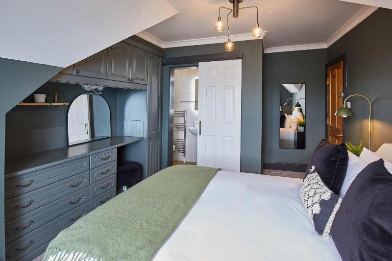 Host & Stay - Raven House - image 29