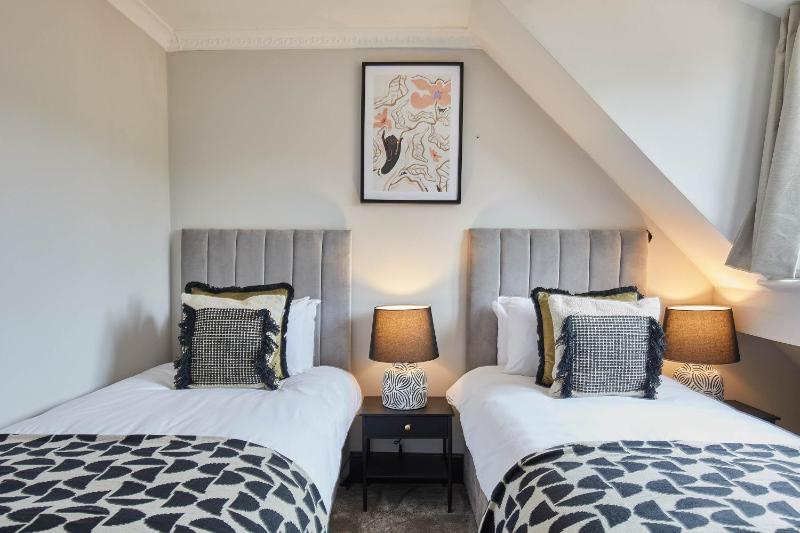 Host & Stay - Raven House - image 13