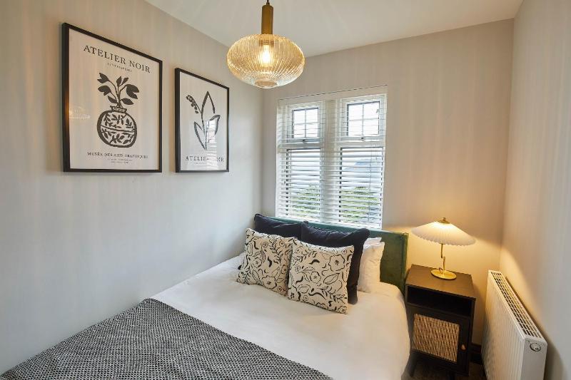 Host & Stay - Raven House - image 19