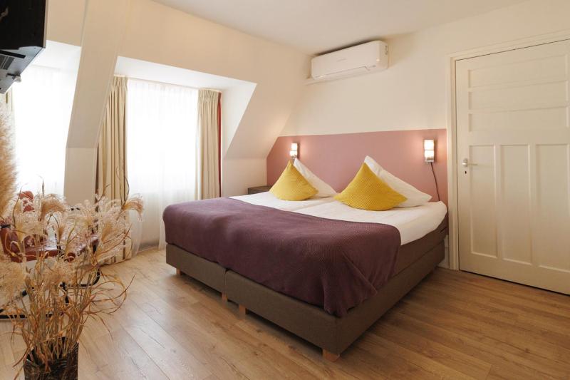 Standard Double Room image 3