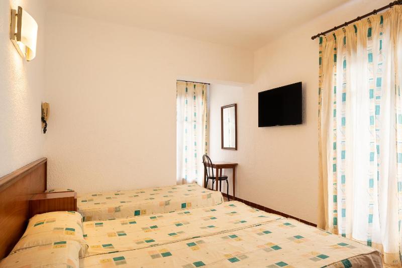 Family Room (3 Adults + 1 Child) image 4