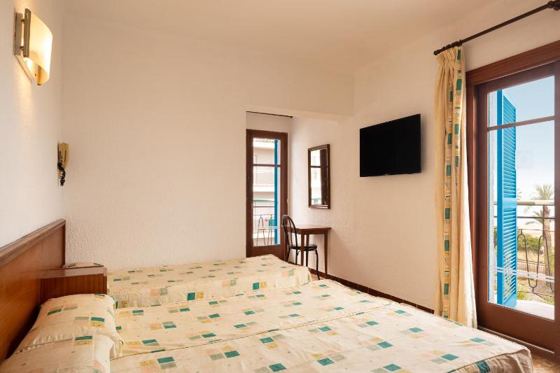 Twin Room image 3