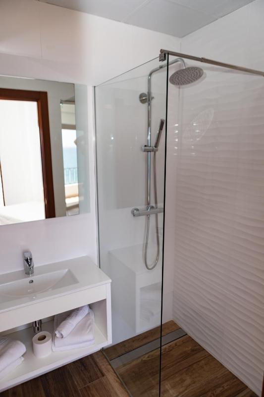 Triple Room with Front Sea View image 4