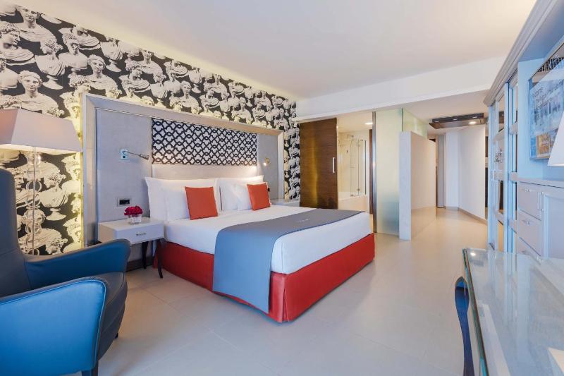 Deluxe Double or Twin Room image 3