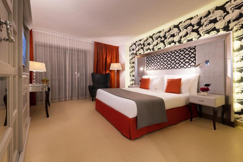 Deluxe Double or Twin Room image 4