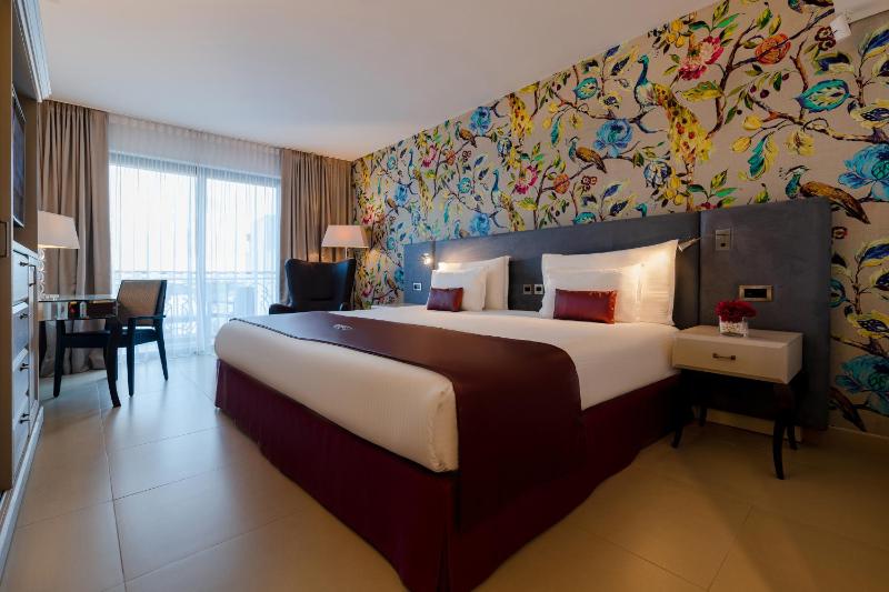 Superior Double or Twin Room with City View image 3