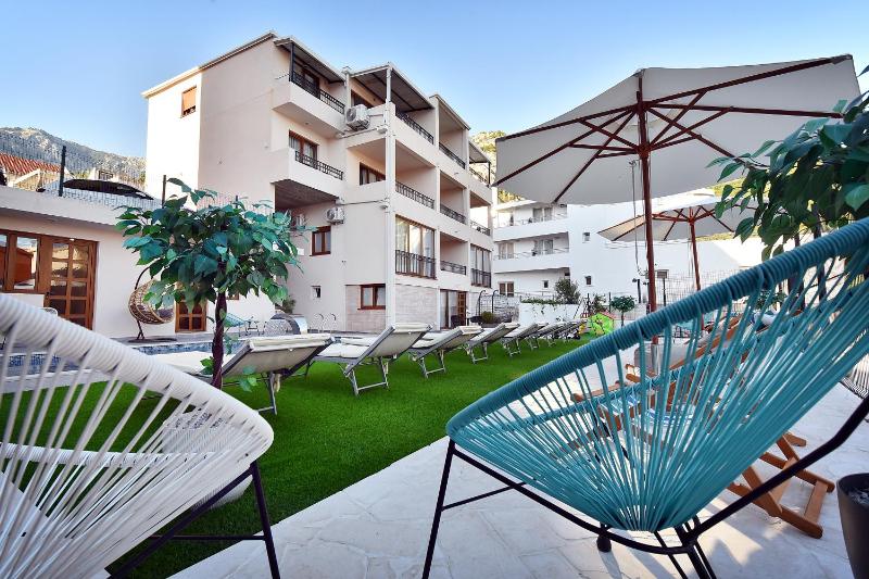 Apartment with Pool View  image 1