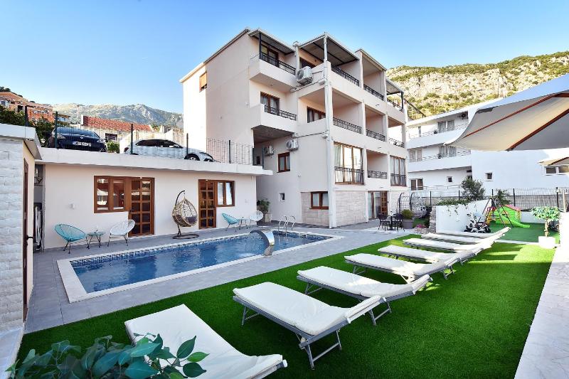 Apartment with Pool View  image 3