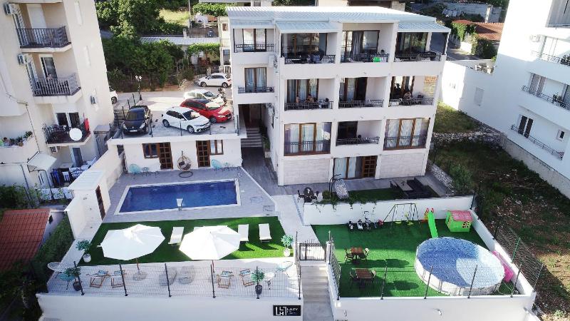 Apartment with Pool View  image 4