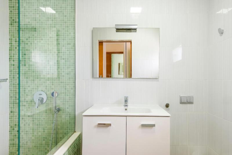 Two-Bedroom Premium Family Sunny Apartment image 4