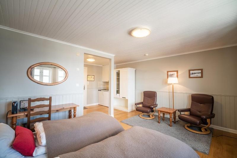 Twin Room image 3