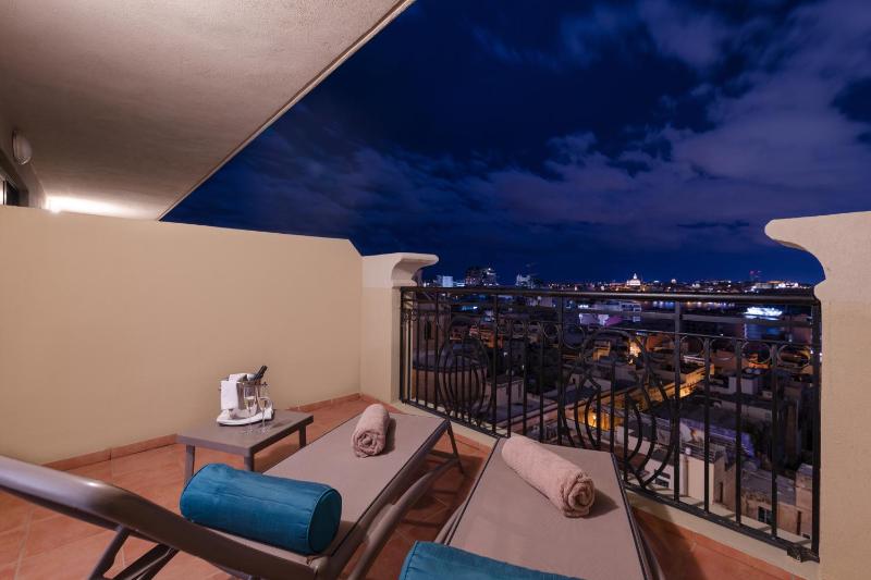 Junior Suite with Balcony image 4