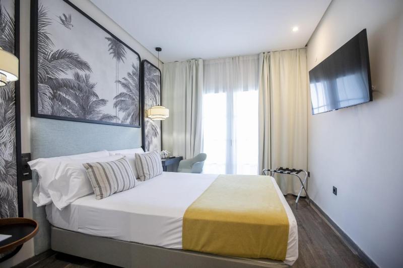 Double or Twin Room with View image 4