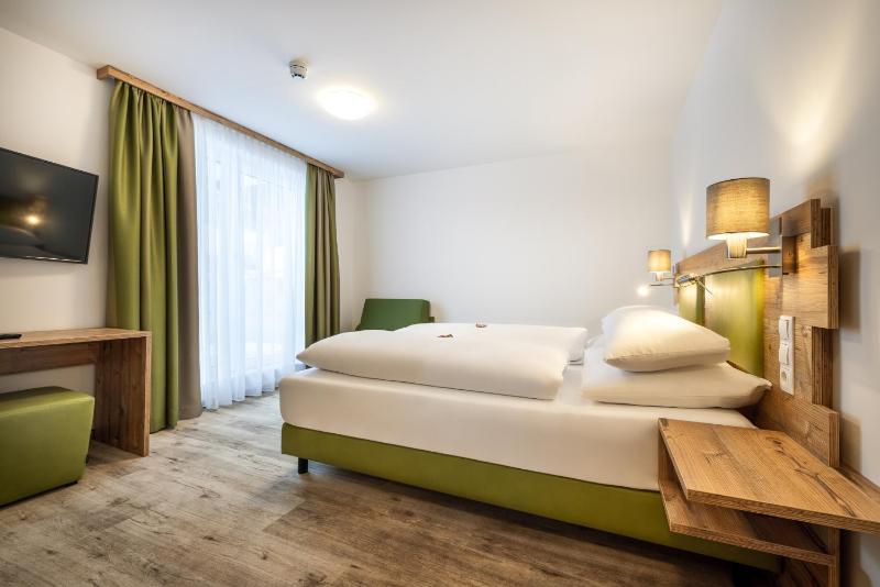 Deluxe Double Room with Balcony image 2