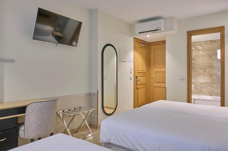 Double Room with Extra Bed image 2