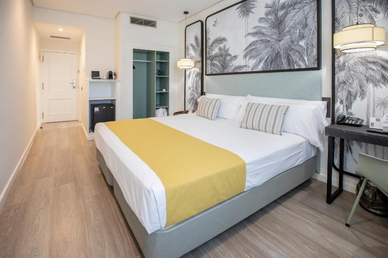 Standard Double Room image 3